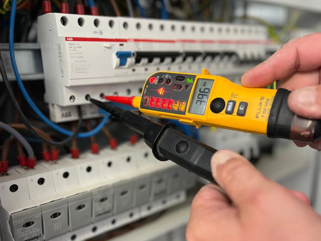 Fachgerechte elektrische Messung an einem geöffneten Verteiler