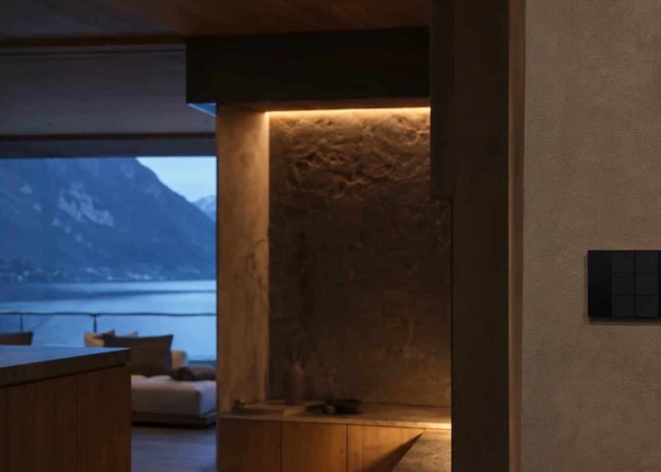 Moderner Wohnraum mit Blick auf den Traunstein und Loxone-Taster an der Wand